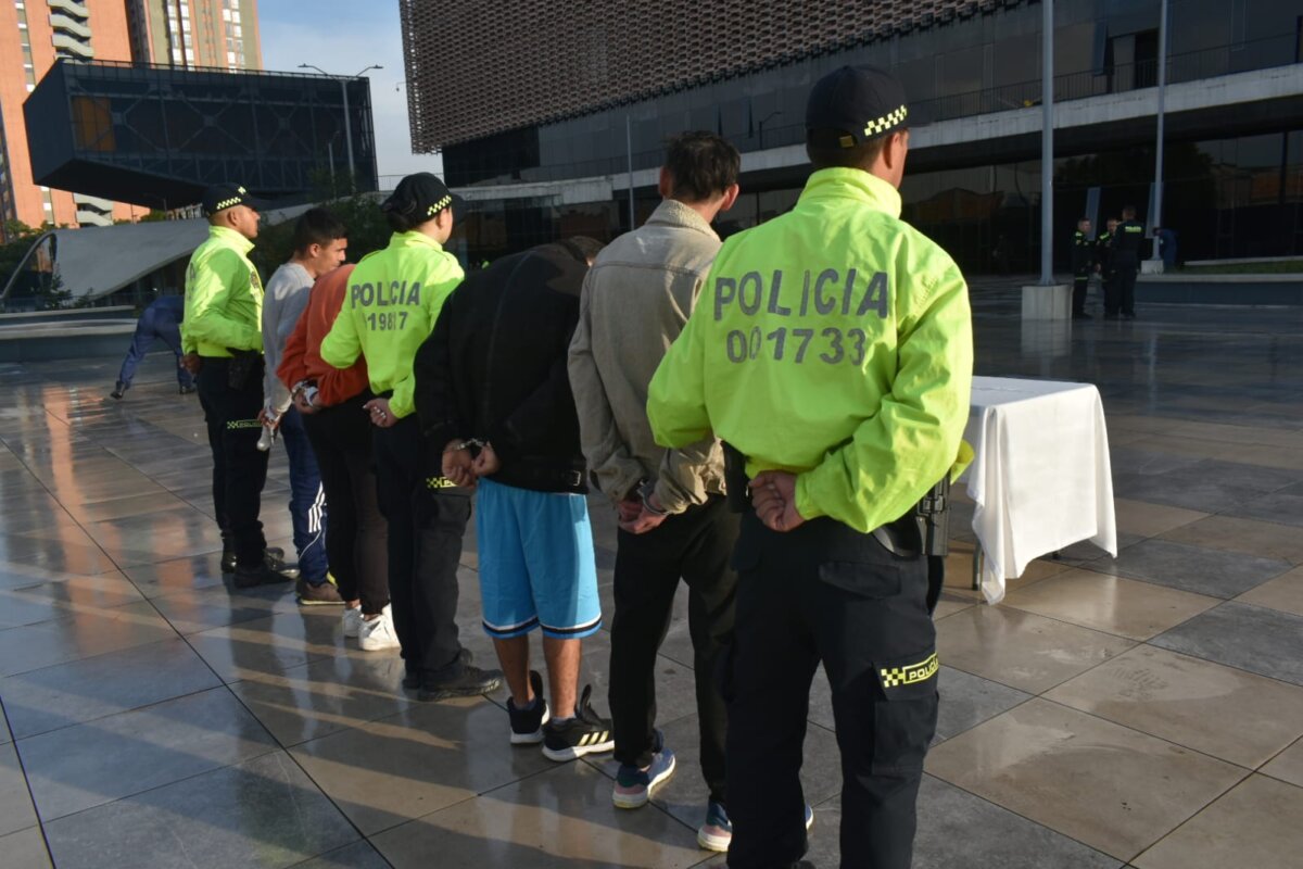 Cayó banda que comercializaba estupefacientes con 2 menores de edad en Ciudad Bolívar 1 Cayó banda que comercializaba estupefacientes con 2 menores de edad en Ciudad Bolívar Los capturados traficaban drogas en el barrio Estrella del Sur, en la localidad de Ciudad Bolívar. Este era su modus operandi.