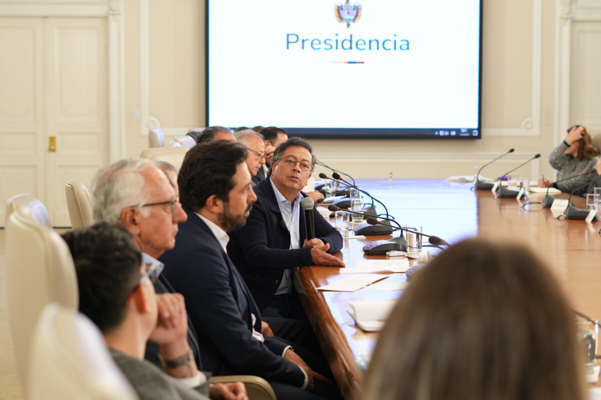 Consejo de ministros le ganó en rating a 'La Casa de los Famosos' 1 Consejo de ministros le ganó en rating a 'La Casa de los Famosos' Una reconocida firma de medición de medios publicó el rating de este martes y reveló que el consejo de ministros superó en puntaje a 'La Casa de los Famosos'.