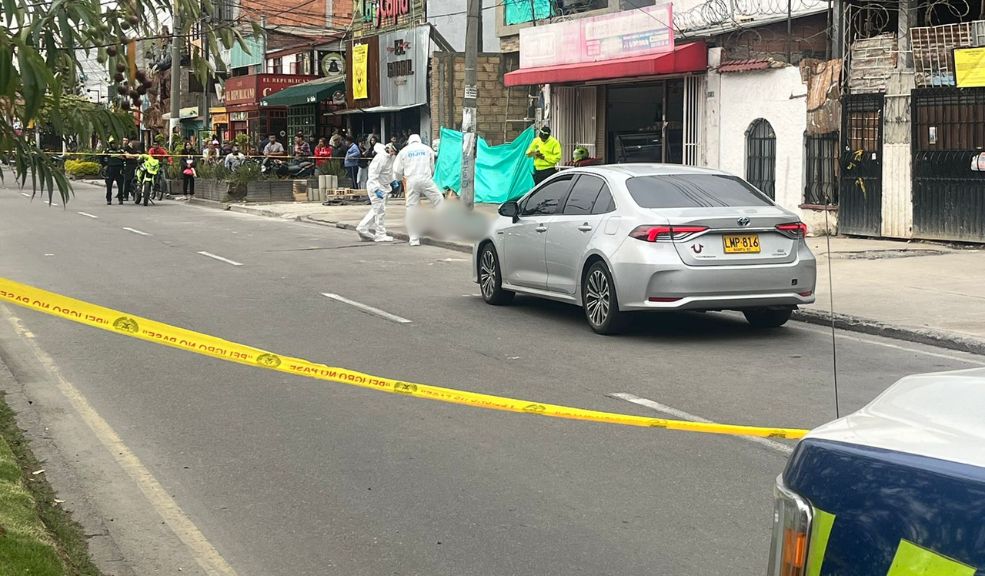 Momento exacto en el que hombre es víctima de sicariato en Ciudad Montes Cámaras de seguridad captaron el momento exacto en que un hombre fue asesinado con arma de fuego en el sector de Ciudad Montes, el pasado 14 de febrero.