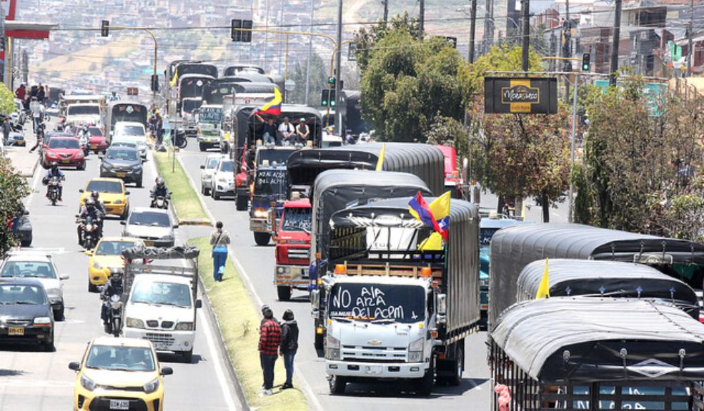 Transportadores advierten nuevas protestas por incumplimiento del Gobierno La Asociación Colombiana de Camioneros (ACC) ha alertado sobre la posibilidad de nuevas jornadas de protesta debido a que el Gobierno Nacional no ha cumplido con los compromisos adquiridos en el mes de septiembre de 2024. Mostró su preocupación sobre un posible nuevo incremento en el precio del ACPM.