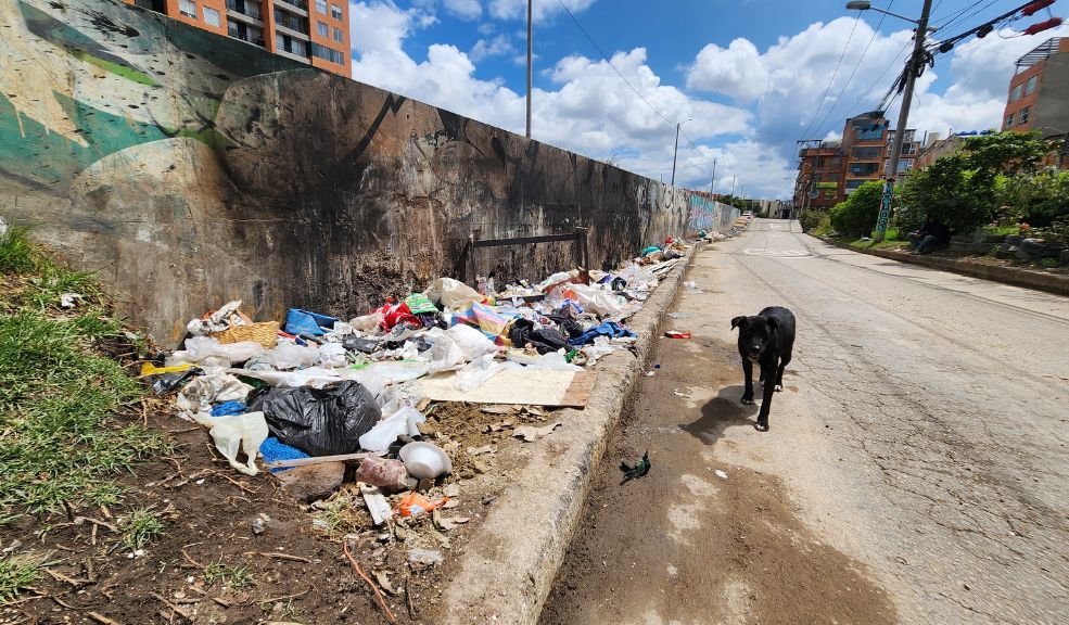Habitantes denuncian grave problemática en el barrio Unir II, de Engativá Los habitantes del barrio Unir II, en la calle 77 con carrera 119C, están cansados de la gran cantidad de basura que inescrupulosos arrojan en la vía pública. Aseguran que esta situación se presenta desde hace varios años, convirtiendo el sector en un foco de inseguridad y proliferación de roedores.