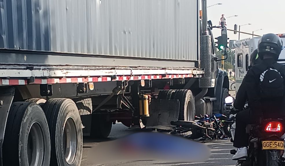 ÚLTIMA HORA: Accidente de tránsito cobró la vida de una motociclista en Kennedy A esta hora se adelantan las labores de criminalística en el punto donde se registró siniestro.
