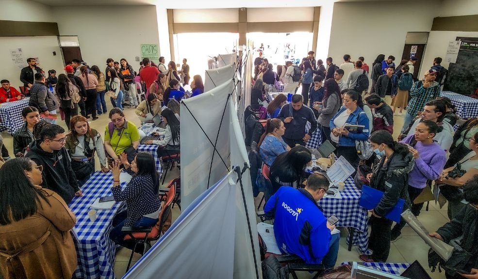 ¡Trabajo sí hay! Abren 10 mil vacantes en Bogotá El próximo jueves 27 de febrero, el Movistar Arena será el escenario de la Megaferia de Empleo 'Talento Capital', un evento sin precedentes en la ciudad que ofrecerá 10.000 oportunidades laborales para personas con distintos niveles educativos y experiencia.