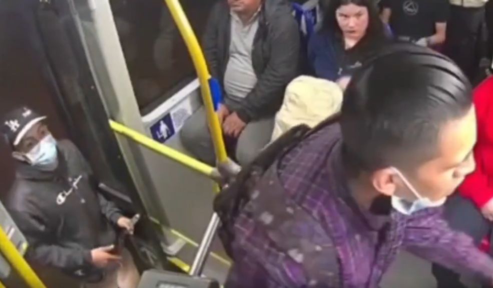EN VIDEO: Ciudadano enfrentó a sujetos que se subieron a robar a un bus del Sitp Los delincuentes alcanzaron a robar a varias personas que se encontraban sentadas en la parte delantera del vehículo.