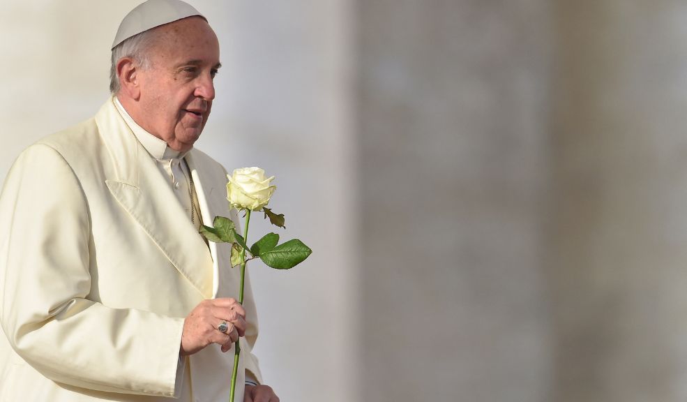 Estado de salud del Papa Francisco: padece insuficiencia renal El Papa Francisco se sometió la mañana de este domingo a nuevas pruebas clínicas, cuyos resultados se publicarán esta tarde. Además, se le han aplicado cánulas nasales para administrarle oxígeno de alto flujo, según informan fuentes del Vaticano.