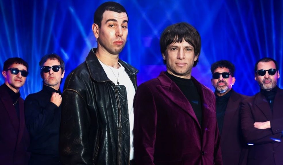 Turf presenta 'Magia Blanca' junto a Conociendo Rusia y anuncia su regreso al Gran Rex La icónica banda de rock argentino Turf sigue sorprendiendo con su nueva etapa musical y audiovisual. Tras el rotundo éxito de su primer adelanto, el grupo liderado por Joaquín Levinton lanza 'Magia Blanca', una colaboración con Conociendo Rusia que promete conquistar al público con una fusión de estilos y una impronta artística única.