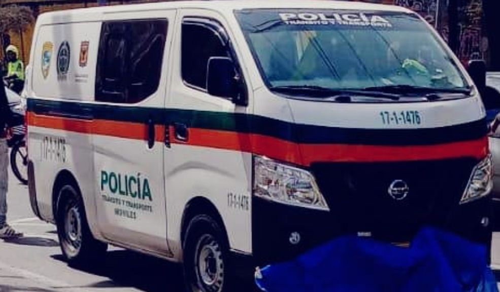 Mujer murió al ser arrollada por una patrulla de la Policía en Puente Aranda 1 Mujer murió al ser arrollada por una patrulla de la Policía en Puente Aranda Una mujer perdió la vida tras ser arrollada por una patrulla en Puente Aranda.