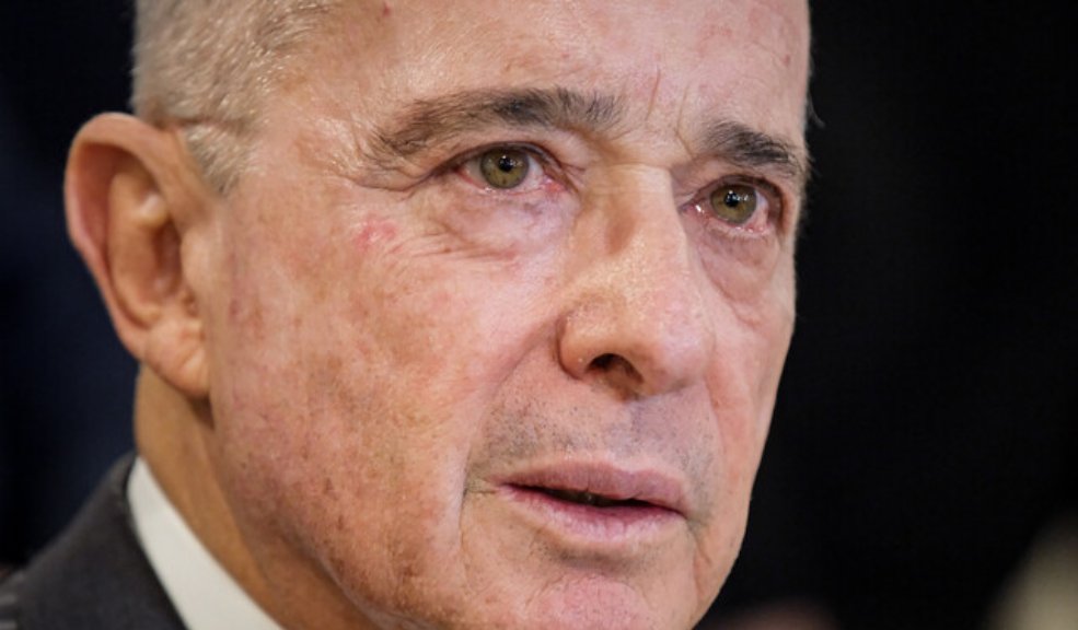 Así inició el juicio oral contra el exsenador Álvaro Uribe Vélez 2 Así inició el juicio oral contra el exsenador Álvaro Uribe Vélez El juicio contra el expresidente Álvaro Uribe Vélez inició este jueves, donde se enfrenta a cargos de soborno, fraude procesal y soborno en actuación penal, en un proceso histórico para la justicia colombiana.