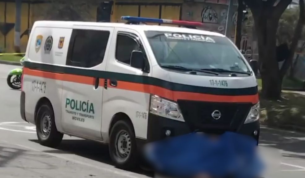Habla hijo de mujer que murió al ser arrollada por patrulla de la Policía en Puente Aranda Un transeúnte de la zona contó que: "La señora pasaba por acá todos los días, se notaba que vivía muy cerca. De hecho, antes del accidente la vi con su carrito del mercado, iba para el supermercado".