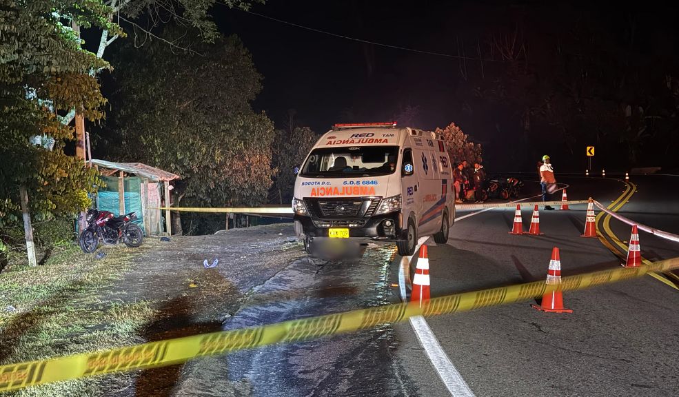 Impresionante momento en el que motociclista muere tras trágico accidente en Cundinamarca; esta es su identidad El motociclista, identificado como Yerson Ricaurte, perdió la vida en el lugar donde se presentó el siniestro. Aquí el video.
