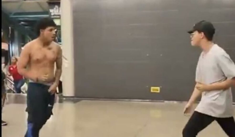 EN VIDEO: Jóvenes se pelearon a puño limpio en el Metro de Medellín Estos dos hombres se agarraron en una estación del Metro de Medellín.