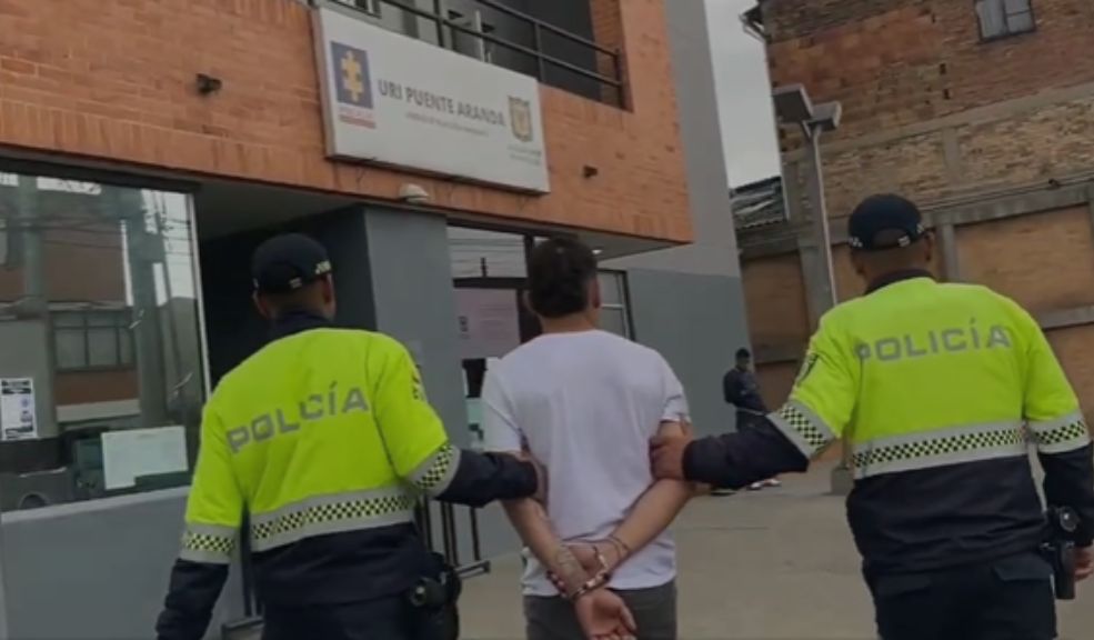 Capturan a hombre mientras intentaba hurtar una motocicleta en el centro de Bogotá 10 Capturan a hombre mientras intentaba hurtar una motocicleta en el centro de Bogotá El delincuente, de 31 años, fue puesto a disposición de las autoridades.