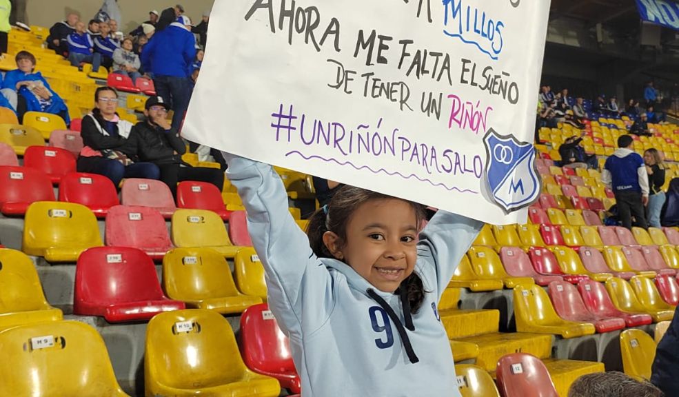 Ella es Salomé, la pequeña hincha de Millonarios que sueña con un trasplante de riñón Durante el partido de Millonarios este sábado en El Campín, Salomé sostuvo una pancarta que no pasó desapercibida. Hablamos con su madre, quien nos contó su historia.