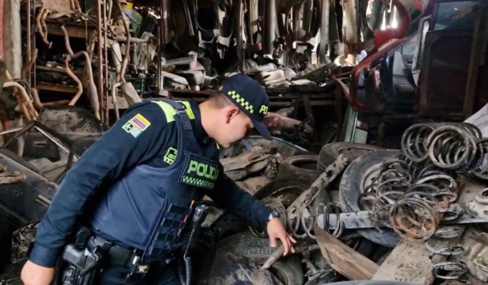 Descubren bodega de reciclaje en Kennedy que ocultaba autopartes robadas La Policía descubrió que en una bodega de reciclaje escondían autopartes robadas. El operativo se llevó a cabo en la localidad de Kennedy.