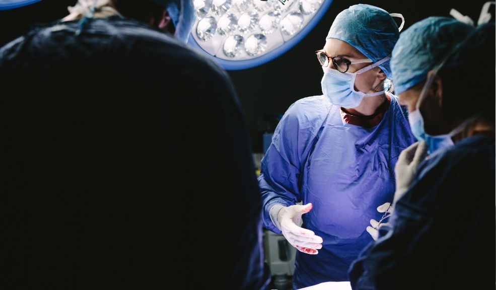 Doctor realizó cesárea con un tutorial de YouTube: madre e hijo murieron El esposo de la mujer dio detalles sobre lo ocurrido durante la cesárea.