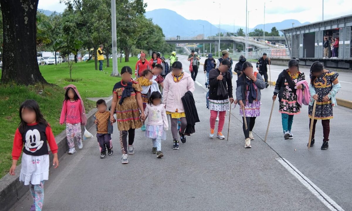 Denuncian uso de niñas y niños Emberá durante protestas en Bogotá Secretaría de Integración Social denuncia que, durante las protestas de la Comunidad Emberá por la calle 26, al parecer, fueron instrumentalizados niños.