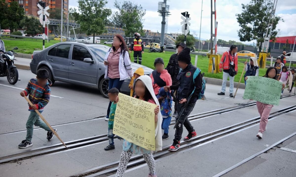 Denuncian uso de niñas y niños Emberá durante protestas en Bogotá Secretaría de Integración Social denuncia que, durante las protestas de la Comunidad Emberá por la calle 26, al parecer, fueron instrumentalizados niños.