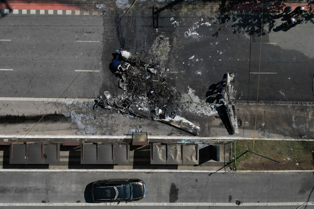 EN VIDEO: Avioneta se desplomó y chocó contra un bus en Brasil Un impactante accidente aéreo se registró en la ciudad de São Paulo, Brasil. Videos evidencian cómo una avioneta se desplomó en plena carretera.