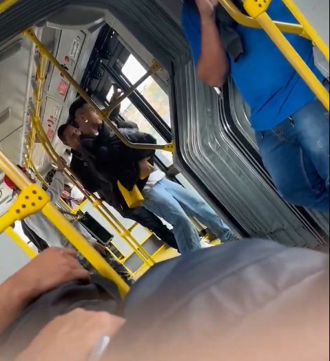 EN VIDEO: Captan a joven robándose los extintores de un bus de TransMilenio Así es como un joven roba los extintores de los buses de TransMilenio en Bogotá. Dio insólita excusa.