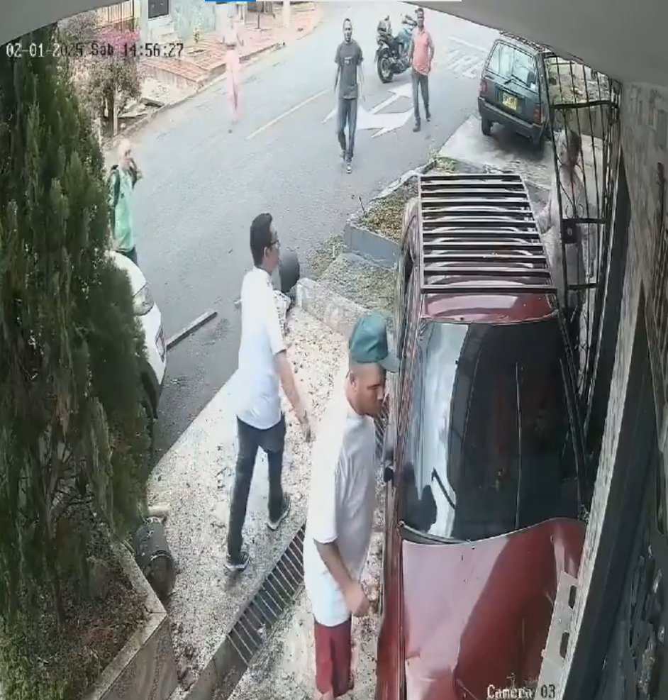 EN VIDEO: Hombre fue arrollado por un carro mientras arreglaba su jardín Así fue el impactante accidente en el que un hombre fue arrollado frente a su casa mientras arreglaba su jardín. Vea el video.
