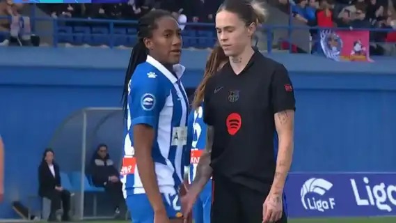 EN VIDEO | Indignación por jugadora del Barcelona que toca indebidamente a una colombiana 1 EN VIDEO | Indignación por jugadora del Barcelona que toca indebidamente a una colombiana Se espera una sanción ejemplar desde la Liga Profesional del Fútbol Femenino en España (LPFF) para la jugadora del Barcelona Mapi León, por su obsceno gesto.