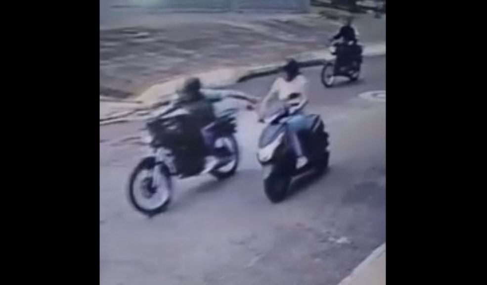 EN VIDEO: Ladrón tumbó a una mujer de su moto por robarle el bolso La joven iba en su moto cuando un delincuente le robó el bolso y la hizo caer.