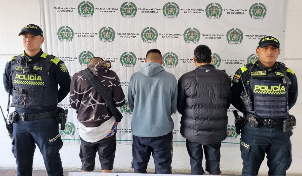EN VIDEO: Policía persiguió a 4 delincuentes y evitó el robo una fábrica de calzado en Ciudad Bolívar 1 EN VIDEO: Policía persiguió a 4 delincuentes y evitó el robo una fábrica de calzado en Ciudad Bolívar Gracias a las denuncias de la comunidad, la Policía capturó a cuatro ladrones fuertemente armados que intentaban robar una fábrica de calzado en Ciudad Bolívar.