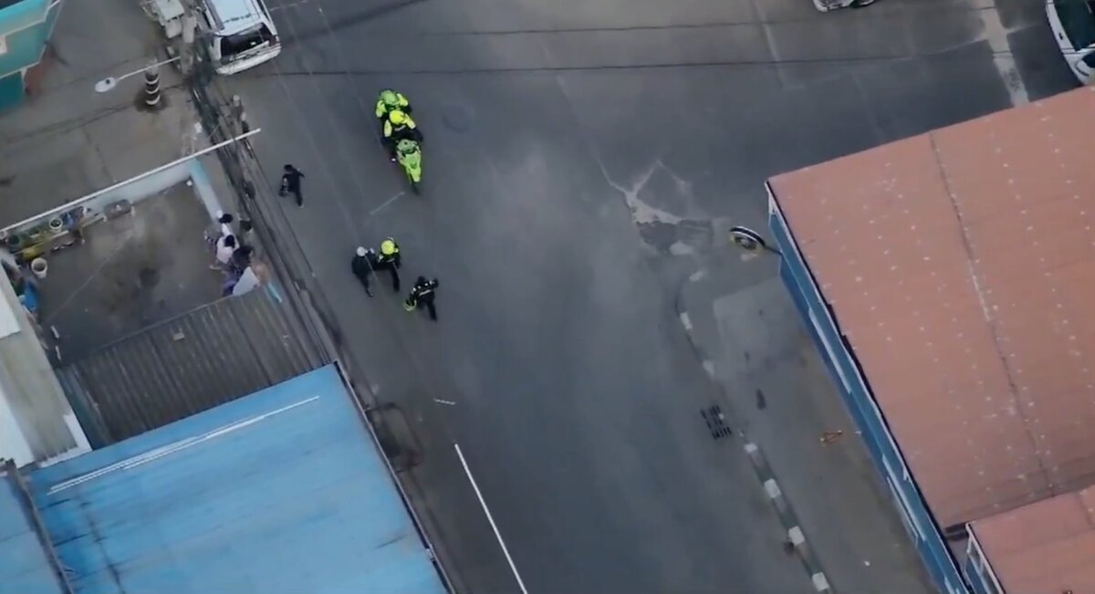 EN VIDEO: Policía persiguió a 4 delincuentes y evitó el robo una fábrica de calzado en Ciudad Bolívar Gracias a las denuncias de la comunidad, la Policía capturó a cuatro ladrones fuertemente armados que intentaban robar una fábrica de calzado en Ciudad Bolívar.