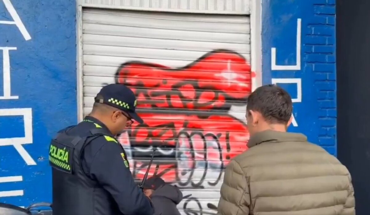 EN VIDEO: Sellaron 2 montallantas señalados de pinchar carros para estafar conductores en Bogotá 1 EN VIDEO: Sellaron 2 montallantas señalados de pinchar carros para estafar conductores en Bogotá Las autoridades sellaron 2 montallantas en Barrios Unidos, luego de las denuncias hechas por los ciudadanos sobre una modalidad de estafa. Lea los detalles.