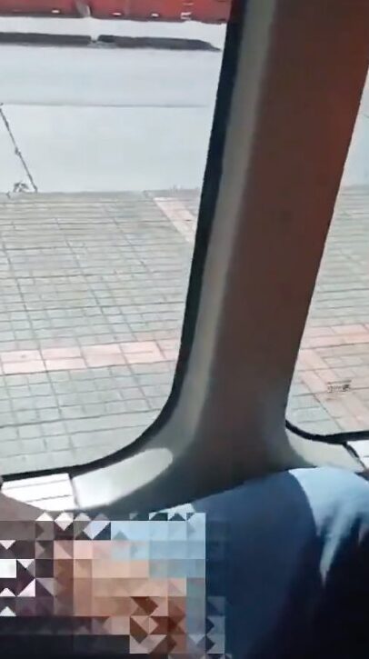 EN VIDEO: Usuaria de TransMilenio grabó a hombre que se estaba tocando a su lado 1 EN VIDEO: Usuaria de TransMilenio grabó a hombre que se estaba tocando a su lado TransMilenio se pronunció sobre el indignante video que circula en redes sociales.