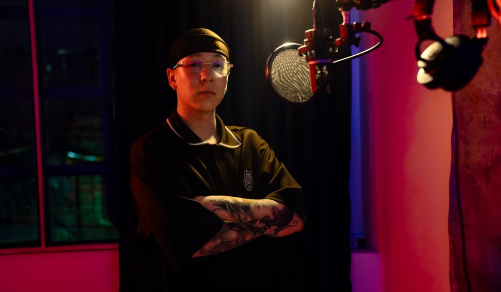 El Muisca estrena 'A qué juegas', un rap para el amor no correspondido El Muisca estrena 'A qué juegas', un rap que captura la esencia del amor no correspondido. A este tema se unió al rapero peruano Santiago Insane.