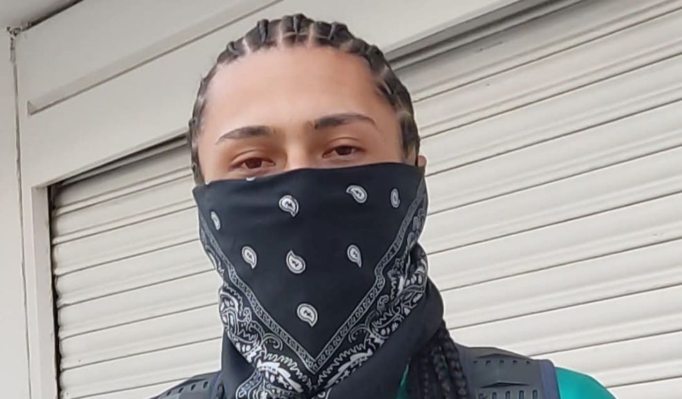 Kevin, el artista de hip-hop que fue asesinado en Bogotá 1 Kevin, el artista de hip-hop que fue asesinado en Bogotá Un nuevo crimen enluta a la capital colombiana. Se trata de Kevin Hernández, un joven artista de hip-hop de 29 años, quien falleció este lunes 10 de febrero luego de ser brutalmente agredido el sábado 8 de febrero tras salir de un evento musical. Su familia exige justicia y pide identificar a los responsables del ataque.