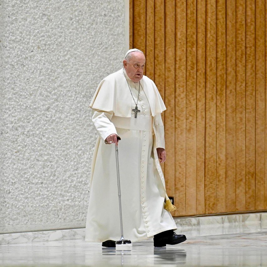 El papa Francisco fue hospitalizado en Roma por una bronquitis El pontífice argentino, de 88 años, mostró problemas para respirar recientemente, por lo que está recibiendo tratamiento en un hospital de Roma.