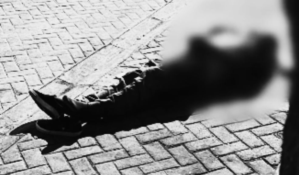 Encuentran un cuerpo en una calle de Engativá: habría sido lanzado desde un carro 1 Encuentran un cuerpo en una calle de Engativá: habría sido lanzado desde un carro Las autoridades investigan el hallazgo de un cadáver en plena vía pública de la localidad de Engativá. La víctima tenía las manos amarradas. Conozca los detalles.