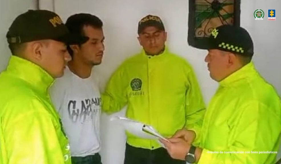 Envían a la cárcel a 2 hombres señalados de asesinar al dueño de Arepas El Carriel y a su mayordomo 9 Envían a la cárcel a 2 hombres señalados de asesinar al dueño de Arepas El Carriel y a su mayordomo Uno de los capturados era empleado del empresario Luis Alfonso Valencia, propietario de Arepas El Carriel.