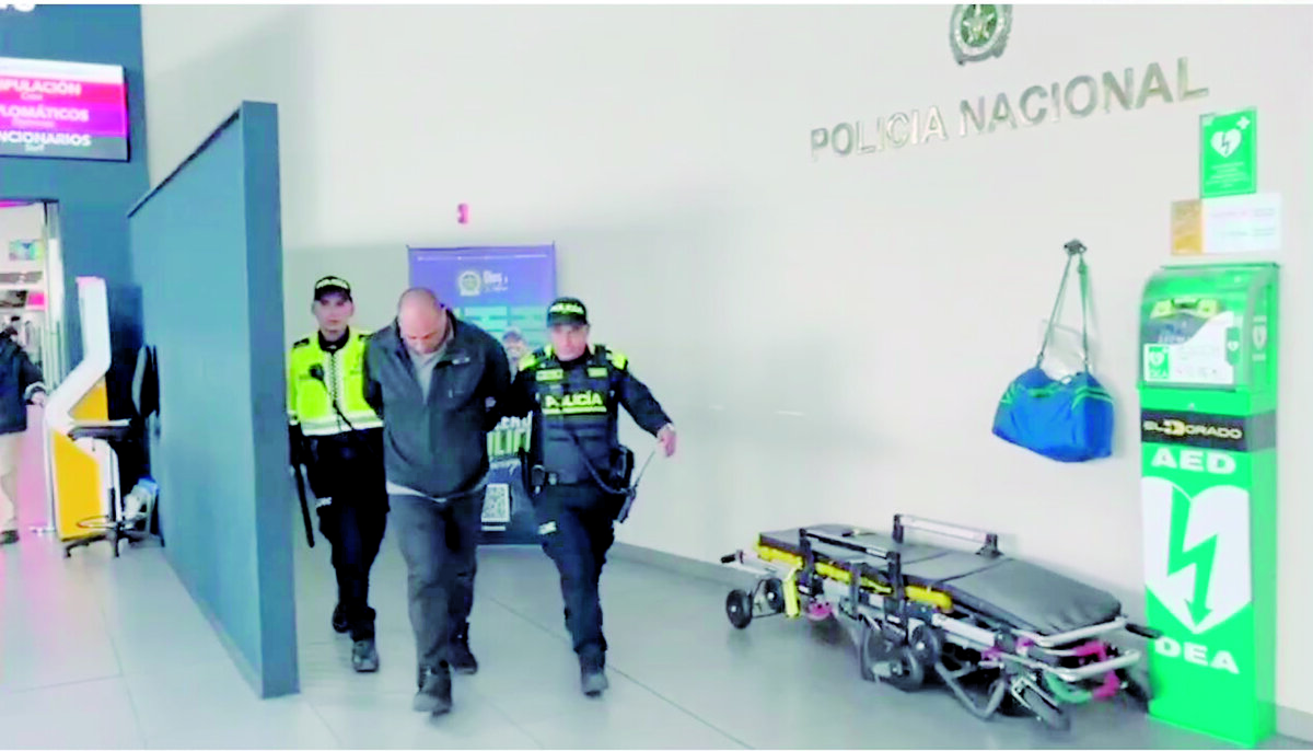 Cárcel para sujeto que se hizo pasar por policía para robar a mujer chilena cerca del aeropuerto El Dorado Uno de los ladrones fue capturado, mientras que otro de sus cómplices fue abatido durante el hurto.