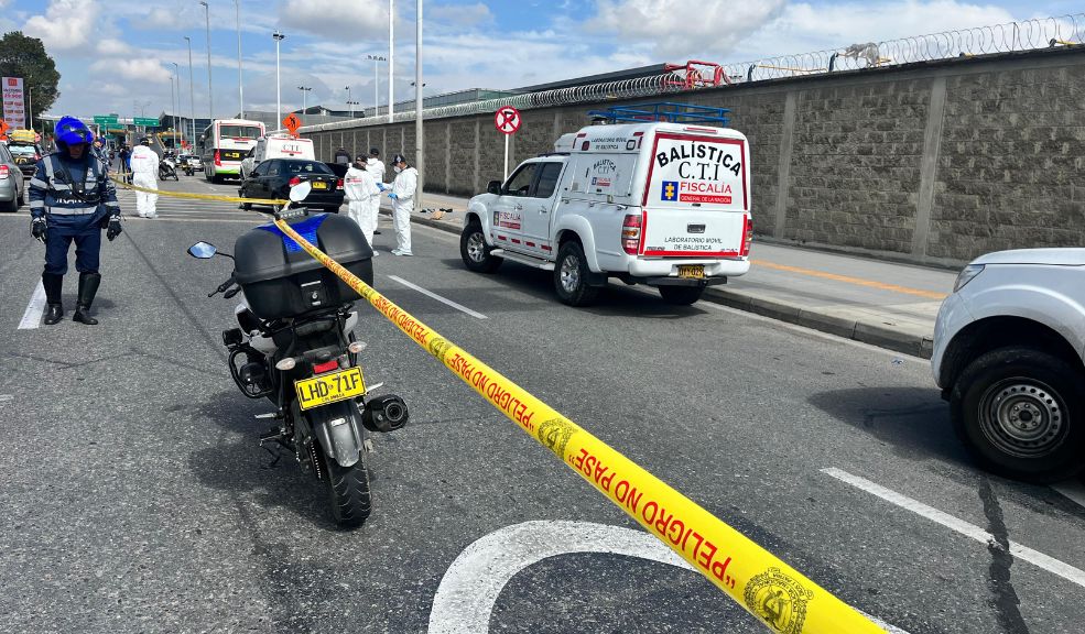 Esta es la identidad del ladrón abatido en la entrada del aeropuerto El Dorado 4 Esta es la identidad del ladrón abatido en la entrada del aeropuerto El Dorado Uno de los ladrones que intentaba robar a una ciudadana chilena cerca del aeropuerto El Dorado de Bogotá fue abatido. Aquí los detalles.