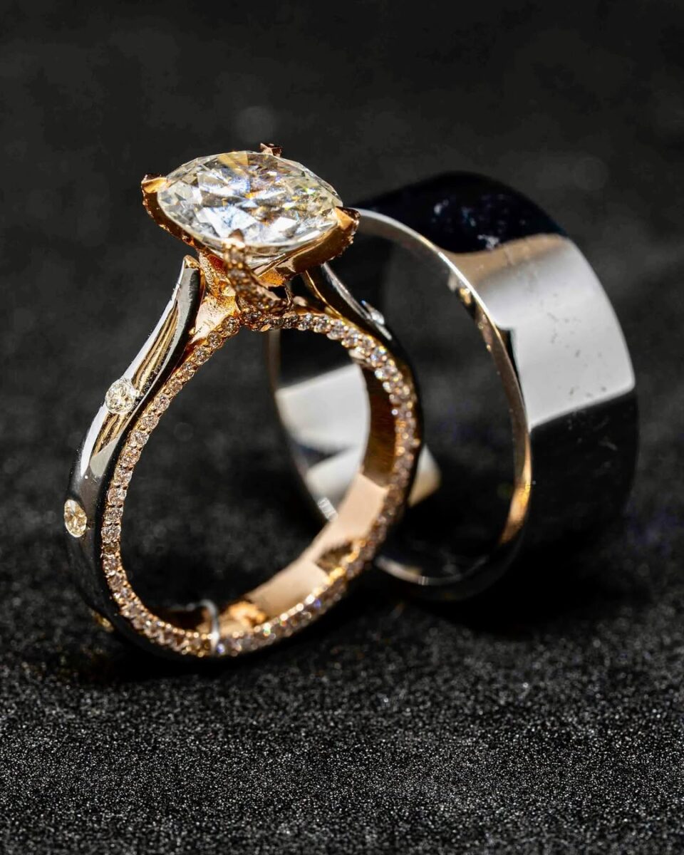 Esta sería la millonada que habría costado el anillo de compromiso que Yeferson Cossio le dio a su novia 1 Esta sería la millonada que habría costado el anillo de compromiso que Yeferson Cossio le dio a su novia Yeferson Cossio sorprendió a su novia con una propuesta de película en una sala de cine privada. Pero lo que más llamó la atención fue el lujoso anillo.