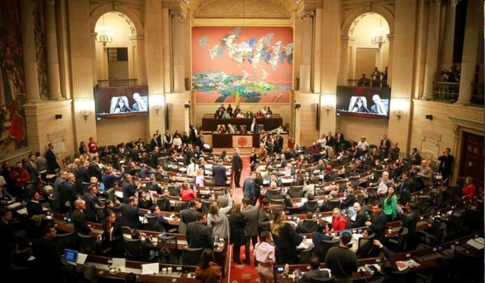 Plenaria del Senado archivó la reforma del Transfuguismo 2 Plenaria del Senado archivó la reforma del Transfuguismo En la tercera sesión consecutiva que la plenaria del Senado de la República destinó para aprobar la reforma constitucional que permita el cambio de partido sin sanción alguna a un mes de las elecciones, se hundió.