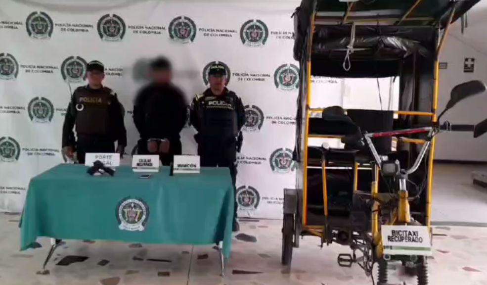 Extranjero que robó un bicitaxi en Kennedy fue capturado 10 Extranjero que robó un bicitaxi en Kennedy fue capturado El hombre detenido en Kennedy, junto con el arma de fuego incautada y el bicitaxi recuperado, fueron puestos a disposición de las autoridades.