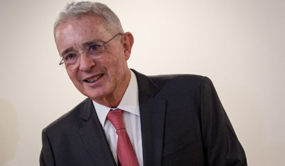 Fiscalía pedirá cerrar investigación contra Uribe por caso de presuntas ‘chuzadas’ a negociadores del proceso de paz 3 Fiscalía pedirá cerrar investigación contra Uribe por caso de presuntas ‘chuzadas’ a negociadores del proceso de paz Uribe es investigado por presuntas interceptaciones ilegales a los negociadores del proceso de paz, que involucran al hacker Andrés Sepúlveda.
