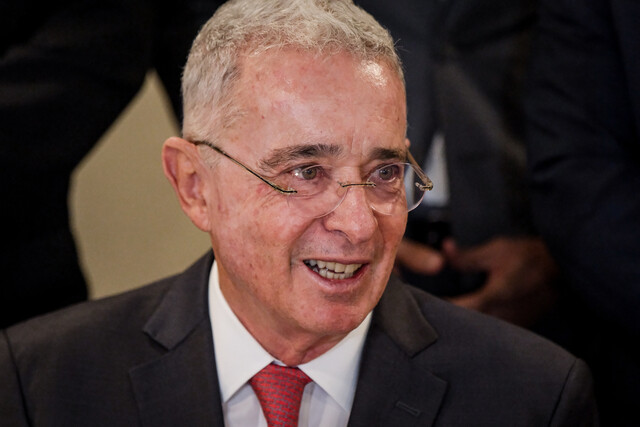 Fiscalía pedirá cerrar investigación contra Uribe por caso de presuntas ‘chuzadas’ a negociadores del proceso de paz 1 Fiscalía pedirá cerrar investigación contra Uribe por caso de presuntas ‘chuzadas’ a negociadores del proceso de paz Uribe es investigado por presuntas interceptaciones ilegales a los negociadores del proceso de paz, que involucran al hacker Andrés Sepúlveda.