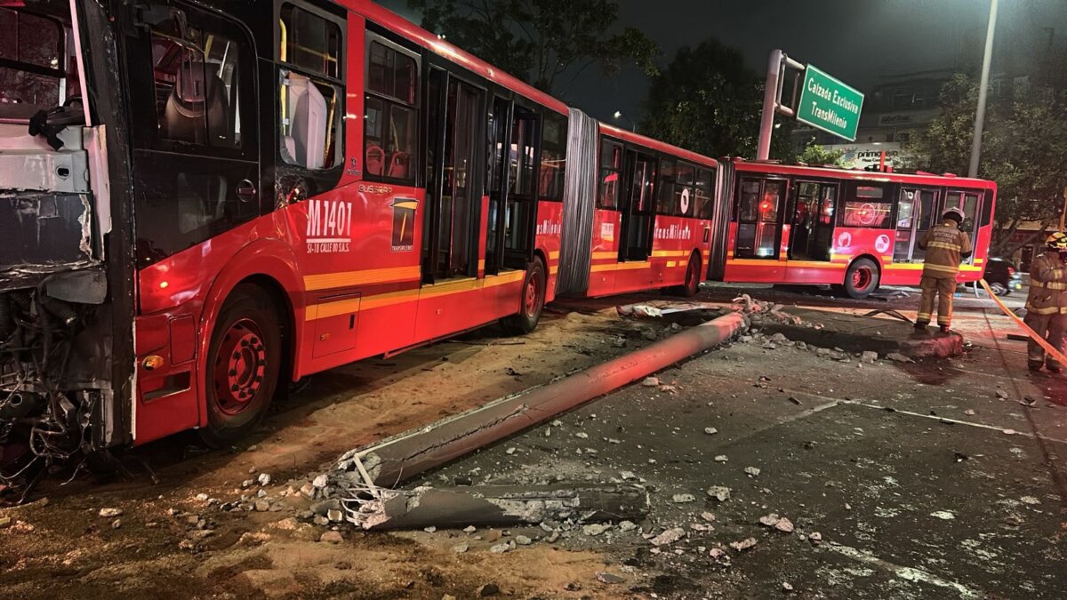 Falleció Deyanira Ordóñez, víctima de accidente en Transmilenio tras concierto de Shakira En las últimas horas se hizo público el fallecimiento de Deyanira Ordóñez, una de las 11 personas que resultaron heridas en el aparatoso accidente entre un bus de Transmilenio y una camioneta a la altura de la Calle 80 con Carrera 90 tras el concierto de Shakira en el estadio El Campín el pasado 27 de febrero.