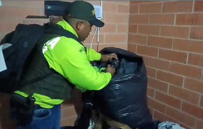 Golpe al microtráfico en Madrid y Facatativá: Policía capturó a dos expendedores de droga 1 Golpe al microtráfico en Madrid y Facatativá: Policía capturó a dos expendedores de droga En operativos en Madrid y Facatativá, la Policía capturó a dos sujetos dedicados a la venta de droga y sacó de circulación más de 3000 dosis de cocaína. Lea los detalles.