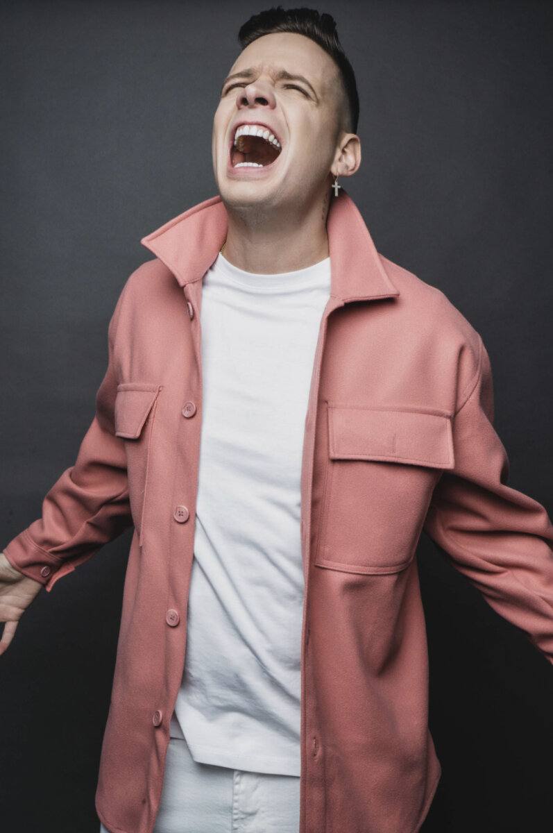 Marko une a Colombia y Venezuela con su show '¿De quién es la arepa?' 2 Marko une a Colombia y Venezuela con su show '¿De quién es la arepa?' El creador de contenido venezolano llega a Colombia con su stand-up comedy '¿De quién es la arepa?'.