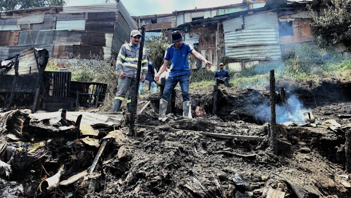 EN VIDEO: Seis familias lo perdieron todo, tras incendio en Altos de la Estancia, Ciudad Bolívar 2 EN VIDEO: Seis familias lo perdieron todo, tras incendio en Altos de la Estancia, Ciudad Bolívar La comunidad del barrio Altos de la Estancia, de Ciudad Bolívar, le relató a Q'HUBO su drama tras perderlo todo en el incendio que acabó con sus viviendas.
