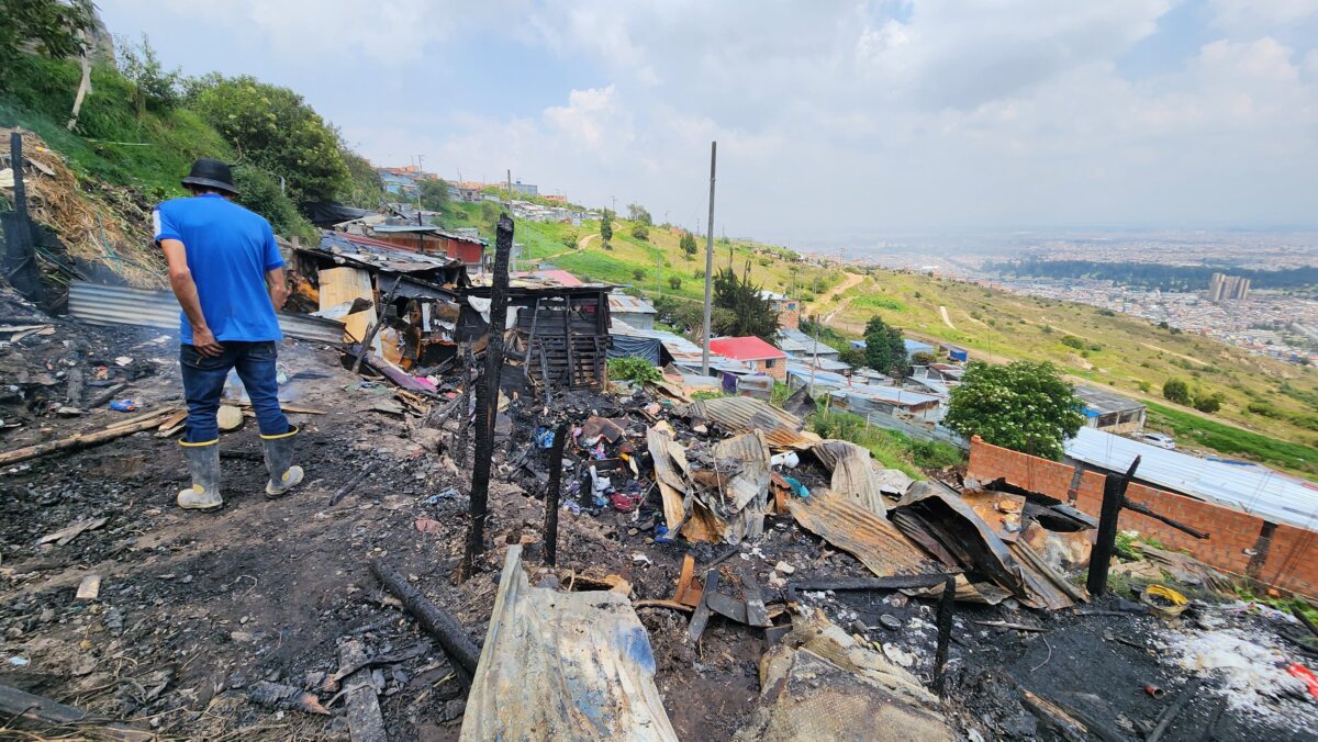 EN VIDEO: Seis familias lo perdieron todo, tras incendio en Altos de la Estancia, Ciudad Bolívar 1 EN VIDEO: Seis familias lo perdieron todo, tras incendio en Altos de la Estancia, Ciudad Bolívar La comunidad del barrio Altos de la Estancia, de Ciudad Bolívar, le relató a Q'HUBO su drama tras perderlo todo en el incendio que acabó con sus viviendas.