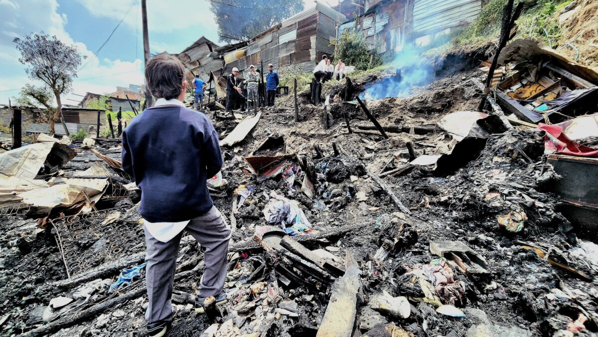 EN VIDEO: Seis familias lo perdieron todo, tras incendio en Altos de la Estancia, Ciudad Bolívar 3 EN VIDEO: Seis familias lo perdieron todo, tras incendio en Altos de la Estancia, Ciudad Bolívar La comunidad del barrio Altos de la Estancia, de Ciudad Bolívar, le relató a Q'HUBO su drama tras perderlo todo en el incendio que acabó con sus viviendas.