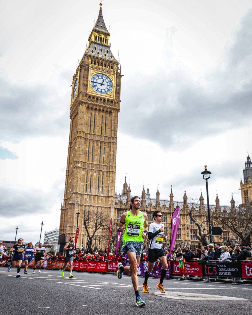 Inspiración para correr: la historia del bogotano que conquistó el mundo trotando 1 Inspiración para correr: la historia del bogotano que conquistó el mundo trotando Eduardo se convirtió en el primer colombiano en desafiar y completar las seis maratones de Abbott más exigentes del mundo.