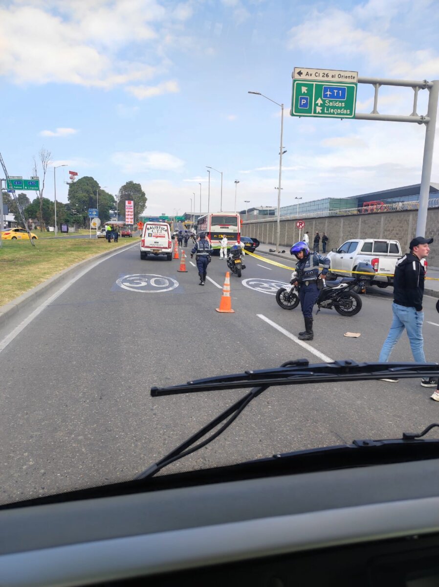 Intento de robo a una ciudadana chilena en Bogotá deja a un delincuente abatido y otro capturado 1 Intento de robo a una ciudadana chilena en Bogotá deja a un delincuente abatido y otro capturado De acuerdo con las autoridades, los delincuentes se estaban haciendo pasar por policías para robar a las ciudadana chilena en inmediaciones del aeropuerto El Dorado. Lea los detalles.